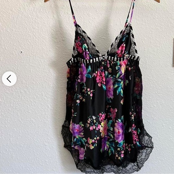 Victoria’s Secret floral lace cami EUC size M adjustable straps & side slits - Picture 2 of 11